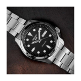 Seiko 5 Sports SKX Series SRPE55K1 con esfera negra, índices luminiscentes y brazalete de acero