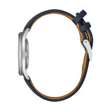 Vista lateral del reloj Seiko Neo Clásico SWR079P1 con caja de acero y correa azul