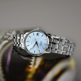 Seiko Presage Cocktail SRP841J1 con esfera azul clara y brazalete de acero sobre superficie oscura