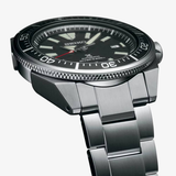 Detalle lateral del Seiko Prospex Samurai SRPF03K1 con esfera negra, bisel de buceo y caja de acero