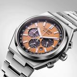Detalle del Citizen Chrono Super Titanium 4610 CA4610-85Z con esfera salmón, cronógrafo y caja de titanio