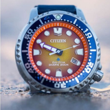 Citizen Diver’s Eco Drive 200 mt BN0169-03X sobre fondo acuático con esfera naranja y correa azul