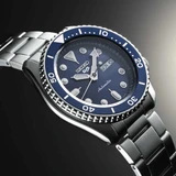 Detalle del Seiko 5 Sports SRPD51K1 con esfera azul, bisel giratorio y brazalete de acero