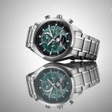 Citizen Tsuki-yomi Moonphase BY1010-81X con esfera verde y brazalete de titanio en fotografía lifestyle