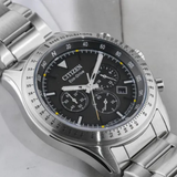 Detalle del Citizen Chrono Outdoor CA4600-89E con esfera negra, subesferas de cronógrafo y caja de acero inoxidable