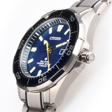 Detalle del Citizen Diver’s Eco Drive BN0201-88L con esfera azul, bisel giratorio y caja de Super Titanium