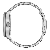 Vista lateral del reloj Citizen Pilot Traveler AW1830-88L con caja de acero inoxidable y brazalete metálico