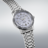 Detalle del Seiko Presage Style60's SRPL73J1 con esfera plateada, caja de acero y brazalete metálico