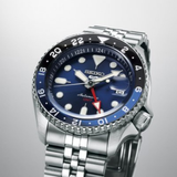 Detalle en perspectiva del Seiko 5 Sports GMT SSK003K1 con esfera azul, bisel de 24 horas y brazalete de acero