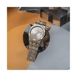 Reloj Maurice Lacroix AIKON Quartz Date 40mm AI1108-PVP02-130-1 con esfera plateada y brazalete bicolor en fotografía lifestyle