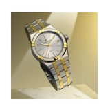 Reloj Maurice Lacroix AIKON Quartz 40mm Duotone AI1108-PVY13-130-1 con esfera plateada y brazalete bicolor en fotografía lifestyle