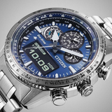 Detalle de la esfera azul del Citizen Skyhawk U830 JV2000-51L con indicadores analógicos y pantalla digital