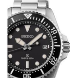 Detalle del Seiko Prospex SNE597P1 con esfera negra, bisel de buceo y caja de acero inoxidable