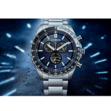 Citizen Chrono Sporty AT2569-80L con esfera azul, cronógrafo y brazalete de acero en fotografía lifestyle
