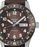 Detalle de la esfera marrón del Seiko 5 Sports Field HDB009K1 con números arábigos, calendario de día y fecha y bisel giratorio