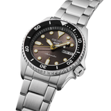 Vista en ángulo del Seiko 5 Sports SKX Series SRPL79K1 con esfera marrón, bisel negro y brazalete de acero