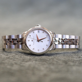 Maurice Lacroix 1975 QUARTZ - 751006-SS002-170-1 con brazalete de acero integrado de 17 mm, cristal de zafiro y resistencia al agua de 10 ATM