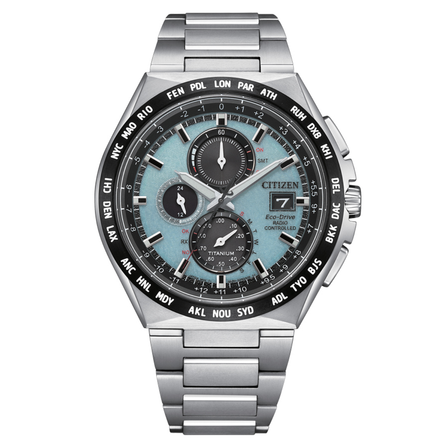 Reloj Citizen H800 Super Titanium AT8238-84M radiocontrolado con esfera azul y brazalete de titanio