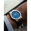 Reloj Maurice Lacroix Aikon Automático 42 mm con esfera azul y correa de piel puesto en la muñeca