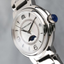 Detalle del Maurice Lacroix Fiaba Moonphase Date 32mm con caja de acero, esfera de nácar y corona azul
