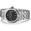 Detalle del Maurice Lacroix Aikon Automático 39mm con esfera negra y brazalete de acero inoxidable