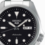 Detalle de la esfera negra del Seiko 5 Sports SKX Series SRPE55K1 con día, fecha e índices LumiBrite