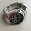 Vista trasera del Seiko 5 Sports SKX Series SRPD53K1 con brazalete de acero y bisel bicolor