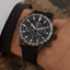 Reloj Seiko Neo Sports Crono SSB417P1 con esfera negra y correa de nailon puesto en la muñeca