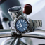 Seiko Prospex Diver's Samurai SRPF03K1 con esfera negra y brazalete de acero en fotografía lifestyle