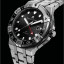 Detalle del Maurice Lacroix AIKON Automatic Venturer GMT con esfera negra, bisel giratorio y aguja GMT roja