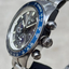 Detalle lateral del Seiko Prospex SSC939P1 con pulsadores de cronógrafo, bisel azul y caja de acero
