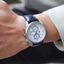 Reloj Citizen Radiocontrolado AT8260-18A Eco-Drive con esfera blanca puesto en la muñeca