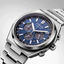 Vista en ángulo del Citizen Chrono Super Titanium 4610 CA4610-85L con cronógrafo y esfera azul