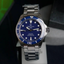 Reloj Certina DS Action Diver C032.607.11.041.00 con esfera azul y bisel de buceo en fotografía lifestyle