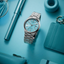 Reloj Citizen Tsuyosa NJ0151-88M con esfera azul turquesa y brazalete de acero en fotografía lifestyle