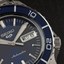 Detalle de la esfera azul del Seiko 5 Sports SRPK97K1 con día, fecha e índices LumiBrite