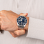 Reloj Seiko 5 Sports SRPK97K1 automático con esfera azul y brazalete de acero puesto en la muñeca