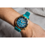 Reloj Citizen Diver’s Eco Drive BN0162-02X con esfera azul turquesa y correa de caucho puesto en la muñeca
