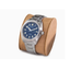Citizen SuperTitanio 8561 BM8560-88L con esfera azul y brazalete de titanio presentado sobre soporte