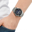 Reloj Citizen BM8560-88L Eco-Drive con esfera azul y brazalete de Super Titanium puesto en la muñeca