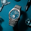 Reloj Citizen Tsuyosa Small Second NK5010-51L con esfera azul y pequeño segundero en fotografía lifestyle