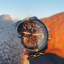 Citizen Crono Pilot CB5860-86E radiocontrolado con esfera negra en fotografía lifestyle al aire libre