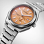 Detalle del Citizen Super Titanium NJ0180-80Z con esfera salmón, caja de titanio y brazalete metálico