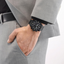 Reloj Citizen Aviator Crono CA0695-84E con cronógrafo negro puesto en la muñeca