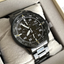 Reloj Citizen Aviator Crono CA0695-84E con brazalete negro colocado sobre cojín de exposición