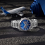 Reloj Citizen Chrono Elegant CA4590-81L con esfera azul y brazalete de acero sobre superficie oscura