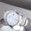 Reloj Citizen Eco Drive Pair BM6755-71A con esfera blanca y brazalete de acero en fotografía lifestyle