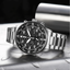 Reloj Citizen Aviator Crono CA0690-88E con esfera negra y brazalete de acero en fotografía lifestyle