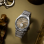 Reloj Citizen Tsuyosa Small Second NK5010-51X con esfera verde oliva y brazalete de acero en fotografía lifestyle