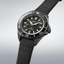 Detalle del Seiko Prospex Samurai SRPL15K1 con esfera negra, bisel giratorio y correa de silicona